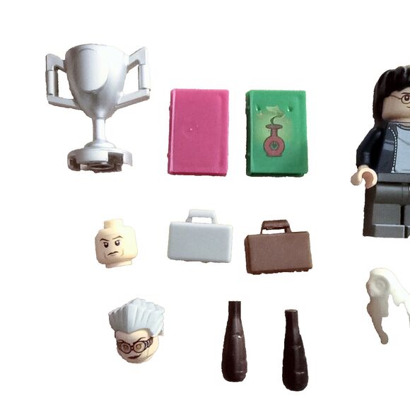 Harry Potter LEGO Mini Figures Ron Weasley Hedwig + Accessories - Picture 4 of 6